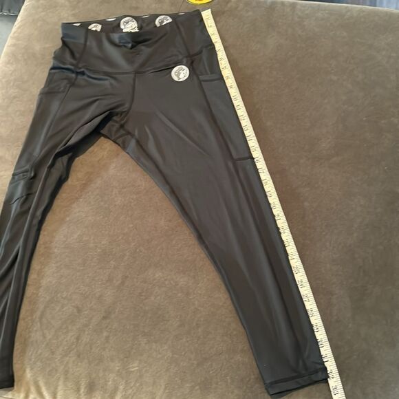 Women’s Buc-ee’s Black Leggings Yoga Pants Capri Cropped Size XS NWT - Picture 5 of 8